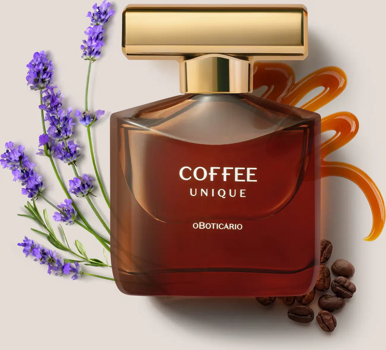 Imagem de um frasco em tom marrom contendo desodorante colônia da marca Coffee Man Unique sobre superfície clara, com flores de lavanda e grãos de café e um rastro de caramelo ao redor.