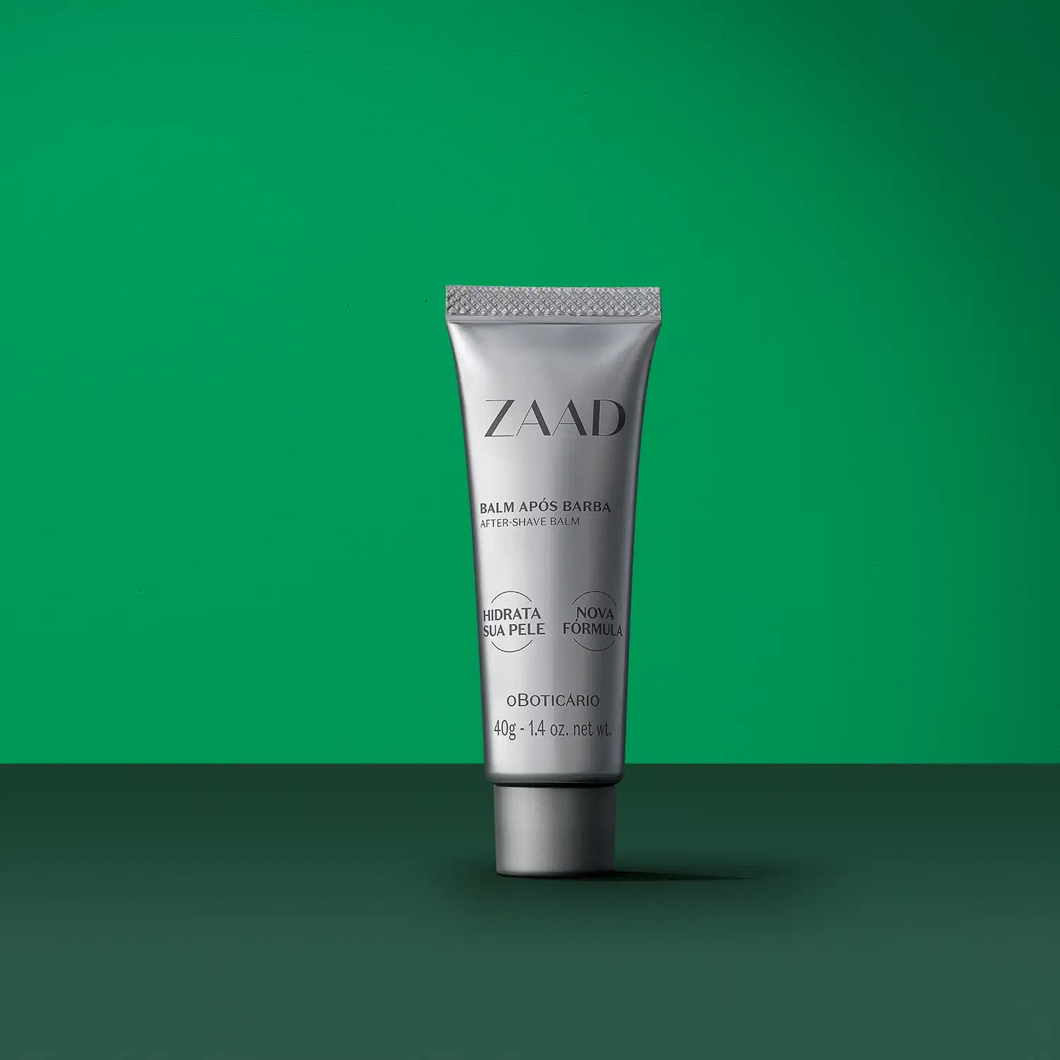 Frasco prateado com letras cinza de balm pós-barba da marca Zaad em fundo em tons de verde.