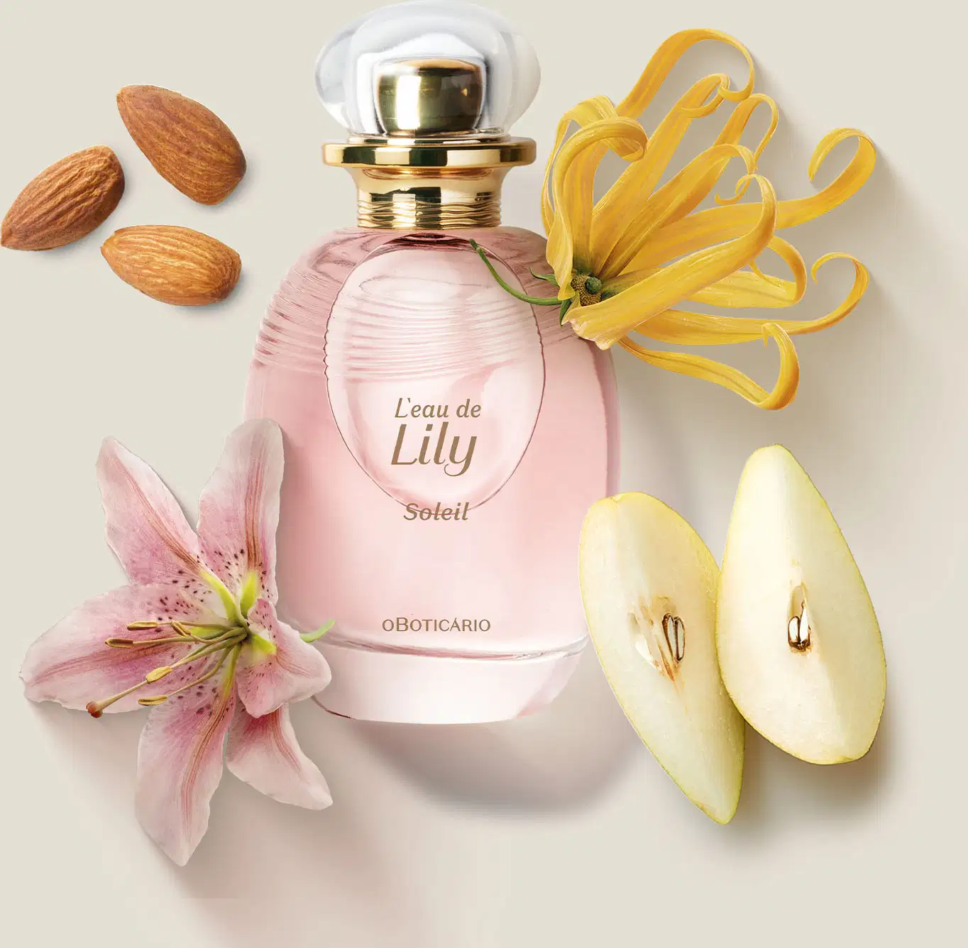 Vidro transparente oval com líquido rosa, borrifador dourado e tampa transparente contendo desodorante colônia L'eau de Lily Soleil    com amêndoas, flores e pera ao redor.