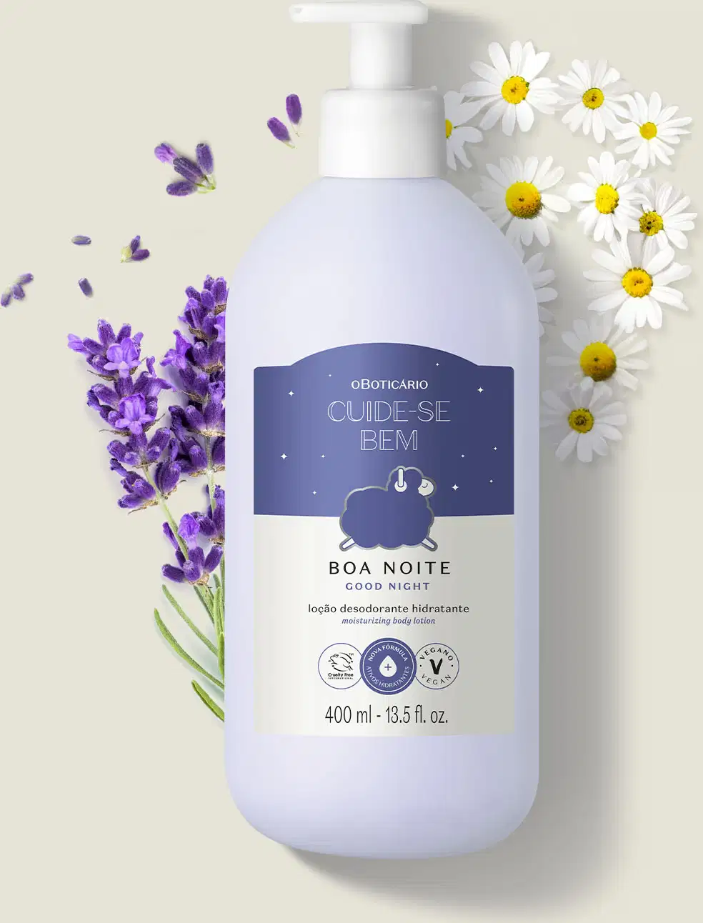 Frasco branco com bomba dosadora e rótulo azul escuro e branco com ovelhinha ilustrada contendo 400ml de loção hidratante corporal Cuide-se Bem Boa Noite cercado por flores de lavanda e margaridas brancas em fundo bege claro.