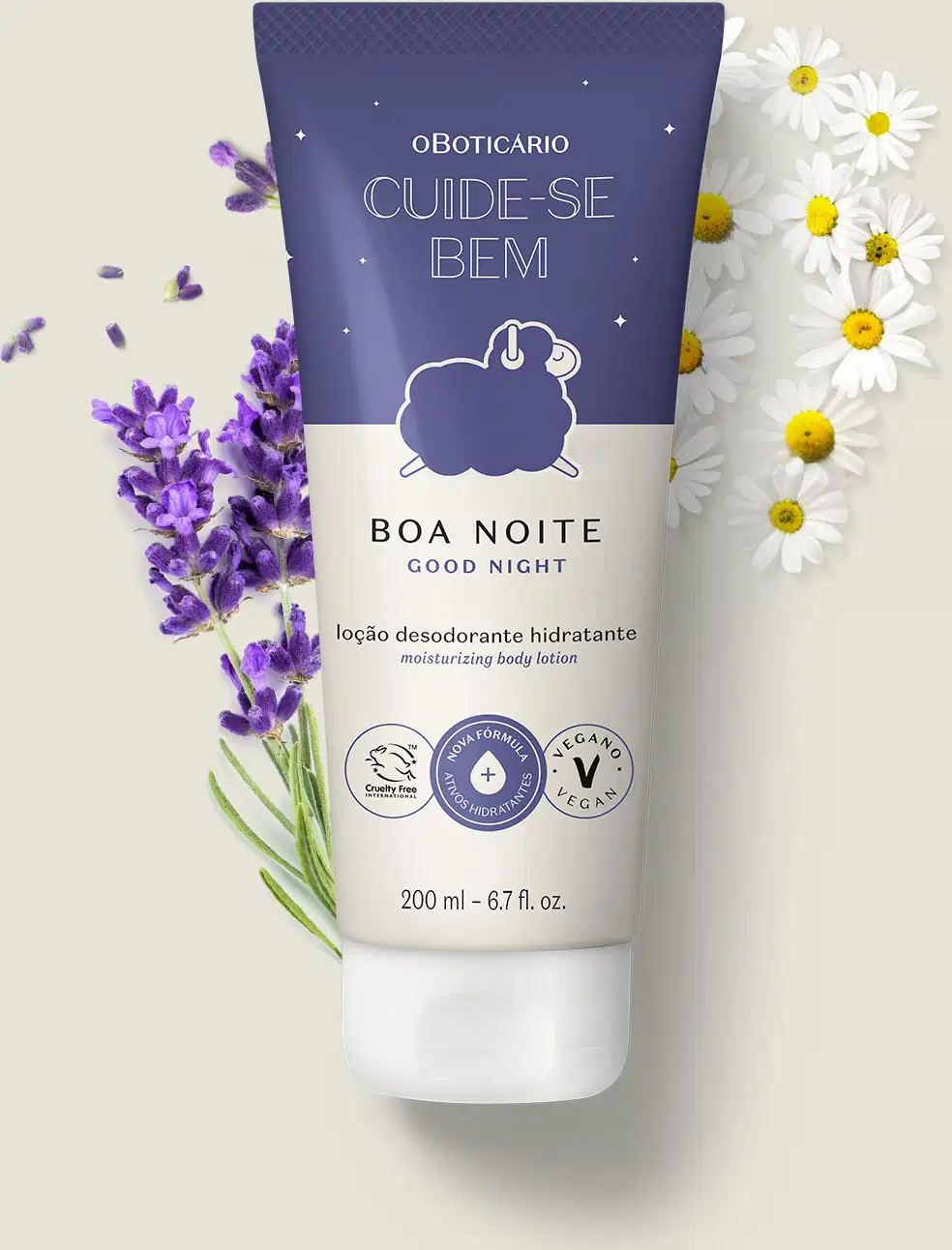 Bisnaga nas cores azul e lilás com tampa branca e ilustração de ovelhinha no rótulo contendo 200ml de loção hidratante corporal Cuide-se Bem Boa Noite rodeado por flores de lavanda e margaridas brancas sobre fundo claro.