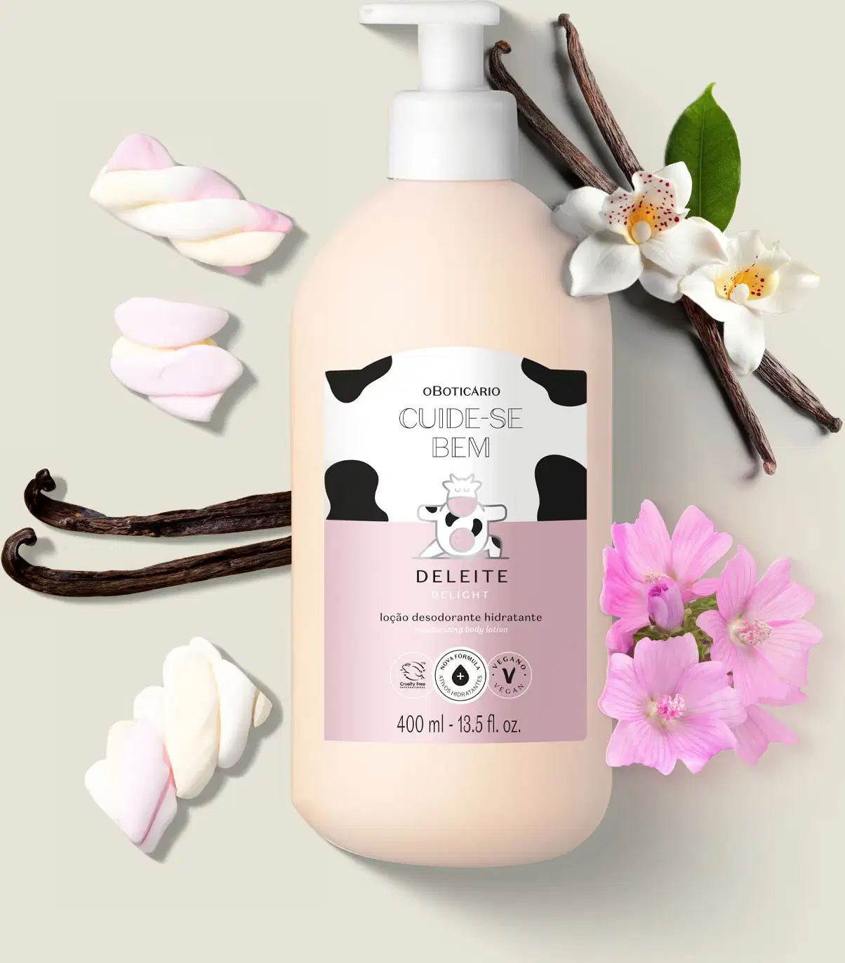 Frasco branco com bomba dosadora, rótulo branco e rosa com manchas pretas e com vaquinha ilustrada, de loção hidratante corporal Cuide-se Bem Deleite em ambiente com flores brancas, galhos de baunilha e marshmallows rosa, sobre superfície clara.