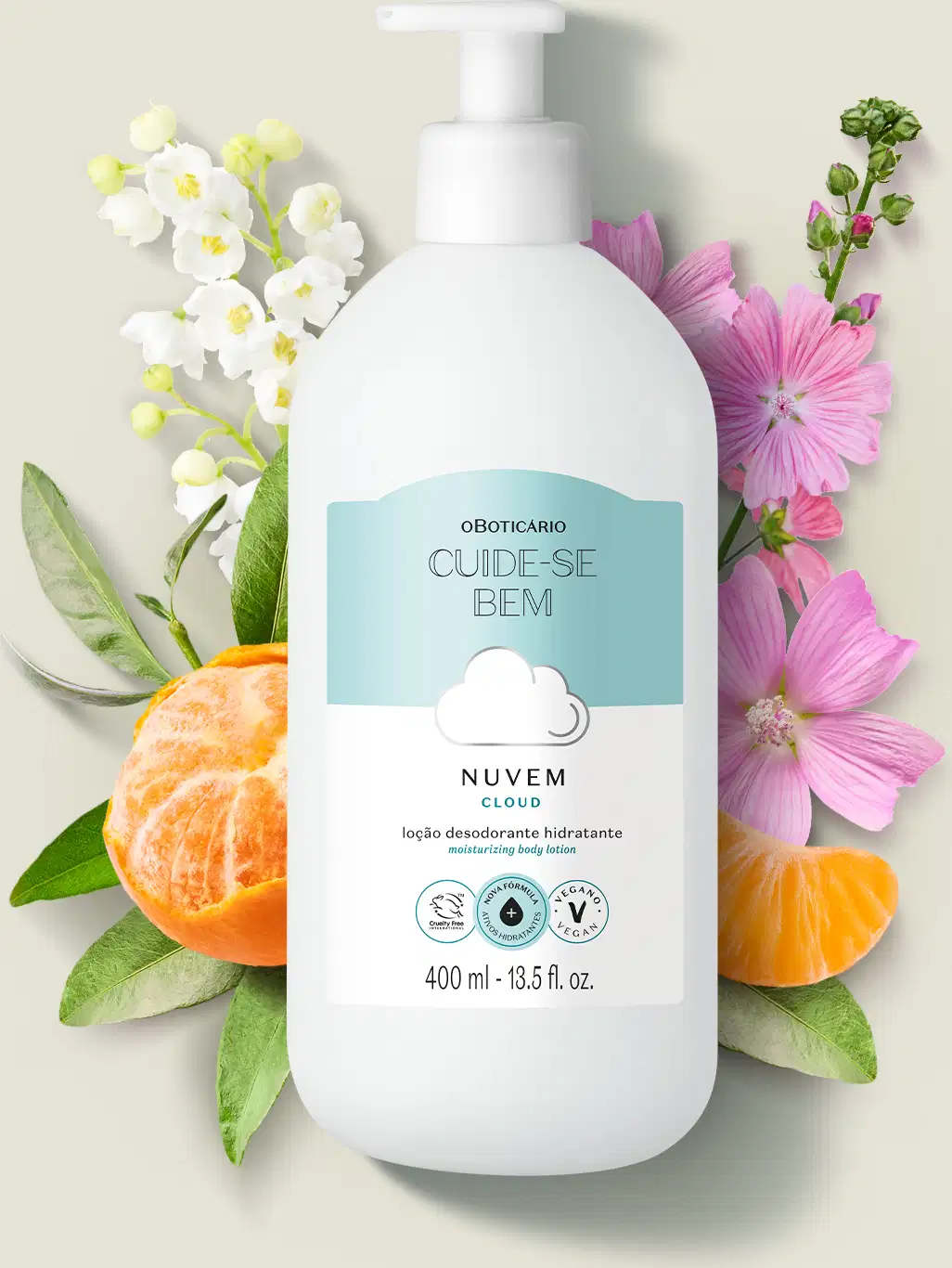 Frasco branco com bomba dosadora e rótulo em azul claro e branco com nuvens ilustradas contendo 400ml de loção hidratante corporal Cuide-se Bem Nuvem rodeada por flores rosa, folhas verdes e frutas cítricas em fundo claro.