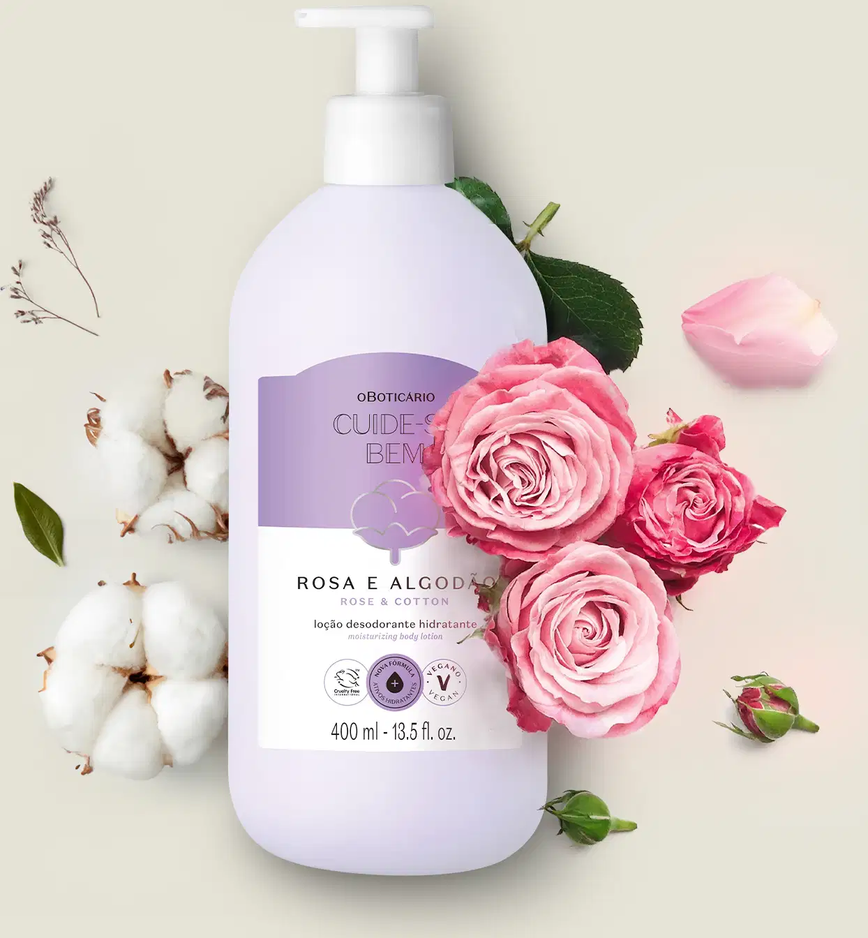 Frasco de 400ml na cor branca com rótulo lilás e branco com ilustração de uma flor de algodão contendo loção hidratante corporal Cuide-se Bem Rosa e Algodão posicionada entre flores de algodão e rosas cor de rosa em fundo bege claro.