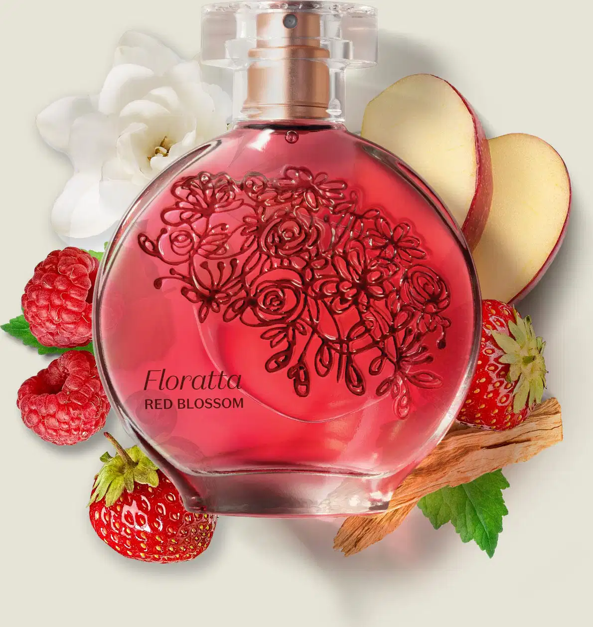 Vidro transparente com líquido vermelho, florais em relevo, borrifador dourado e tampa cristal contendo desodorante colônia Floratta Red Blossom cercado por framboesas, morangos, maçã fatiada, flor branca e ramo de canela sobre fundo bege.
