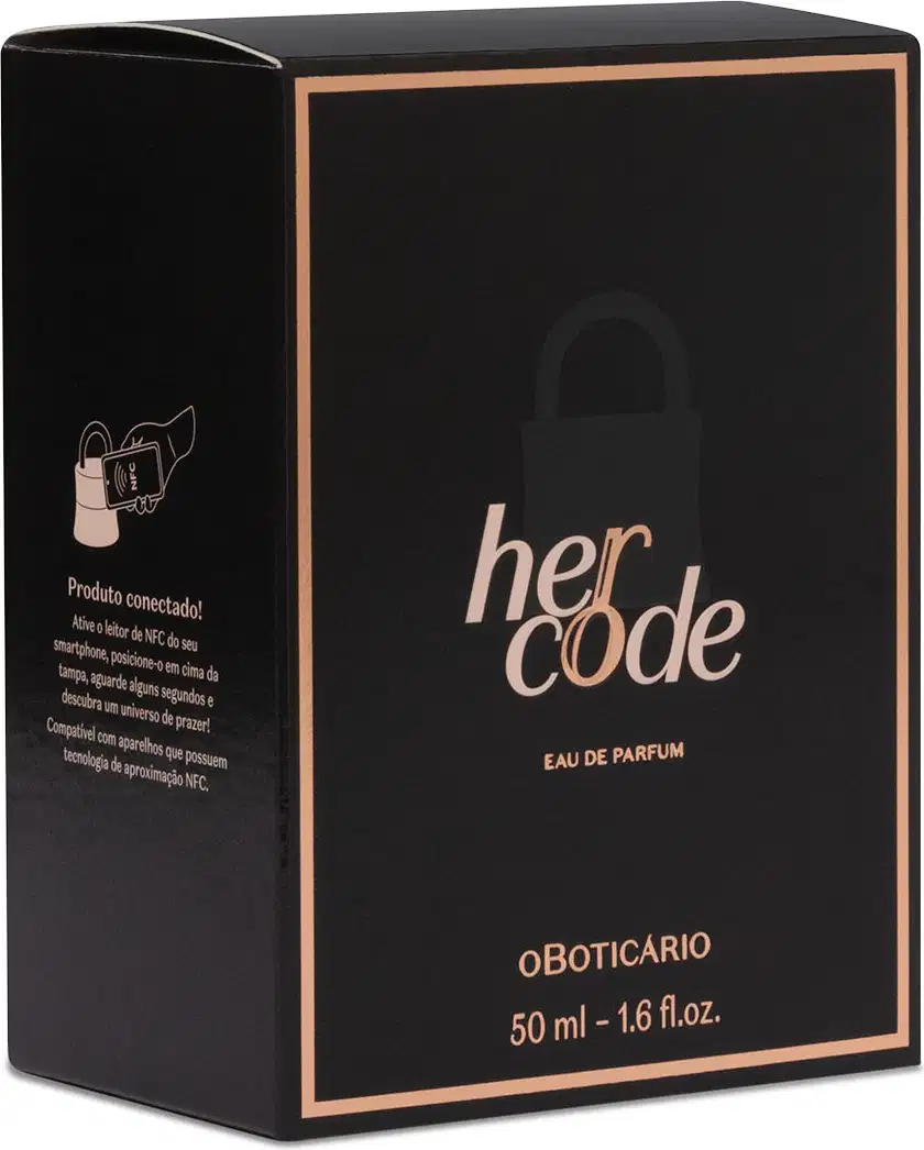 Caixa preta com letras e detalhes na cor dourada contendo um vidro de Eau de Parfum Her Code de 50ml.