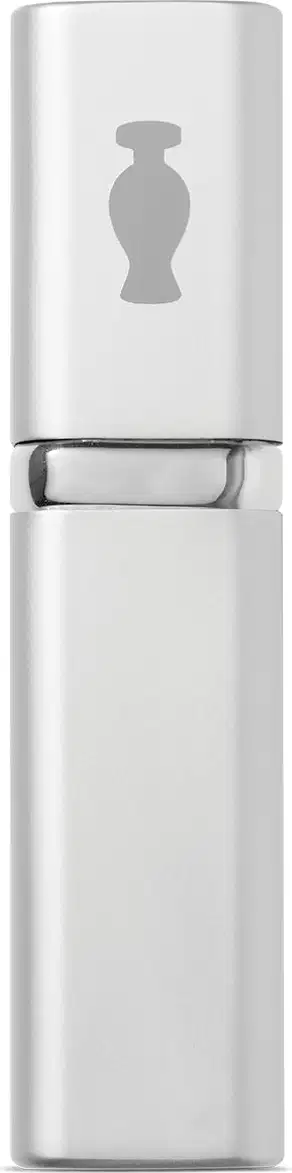 Porta-perfume com vaporizador em tubo prateado com o logo da marca O Boticário em cinza na parte superior.