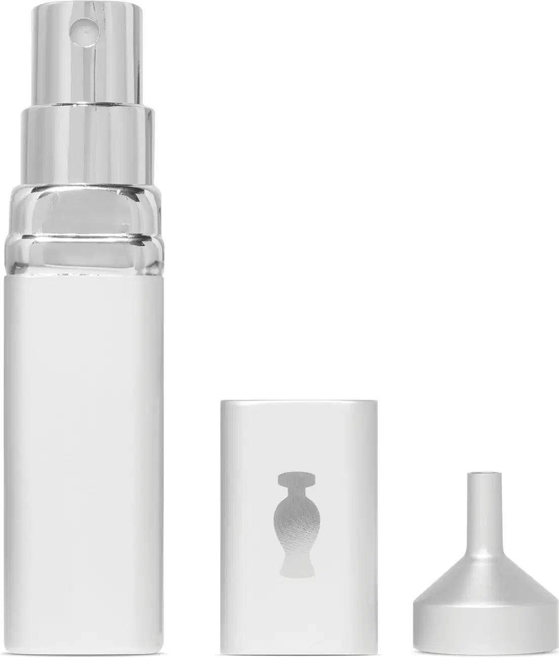 Porta-perfume com vaporizador em tubo prateado com o logo da marca O Boticário em cinza na parte superior. Ao lado, um mini funil.