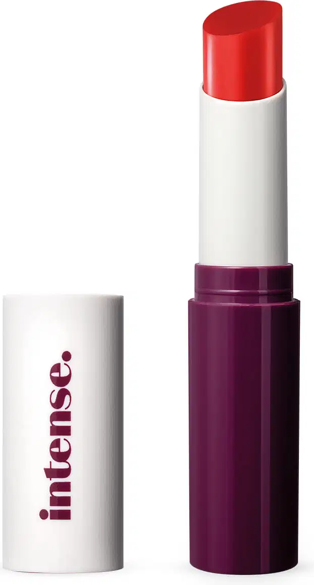 Batom Stick Glossy de cor vermelha da marca Intense em embalagem preta e branca com tampa branca e letras pretas.