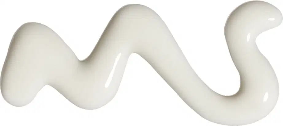 Textura branca e cremosa do protetor solar facial antioxidante FPS 30 Ultra Fluído da marca Boti.Sun, de aparência fluída e brilhante espalhada em superfície branca.