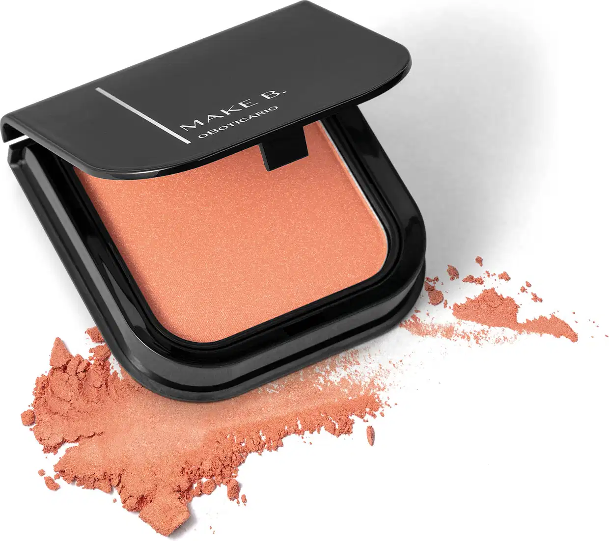 Blush em pó mate Luminoso Coral Make B. na cor coral em estojo quadrado preto de cantos arredondados com espelho na tampa. Um pouco do produto está esfarelado ao lado da embalagem.