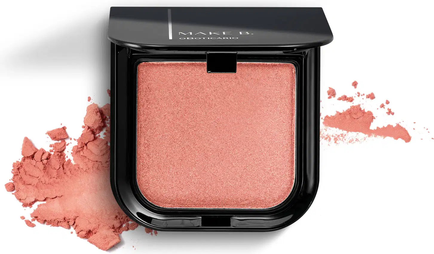 Blush em pó mate Luminoso Rose Make B. na cor rosa em estojo quadrado preto de cantos arredondados com espelho na tampa. Um pouco do produto está esfarelado ao lado da embalagem.