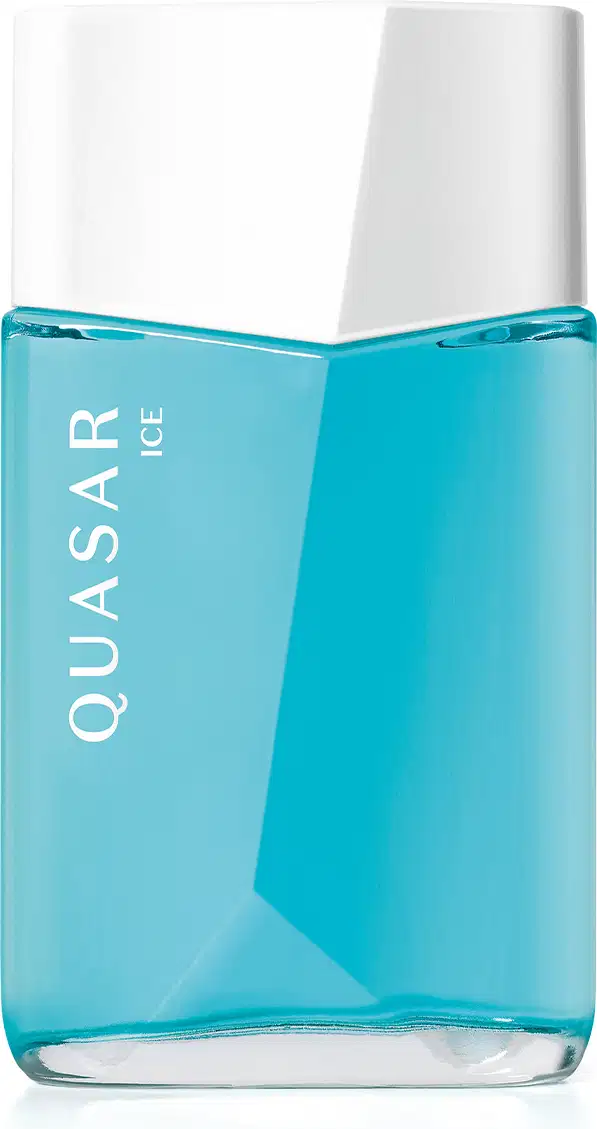 Vidro retangular com líquido azul claro, tampa branca em formato geométrico e rótulo com letras brancas contendo 100ml de desodorante colônia Quasar Ice.