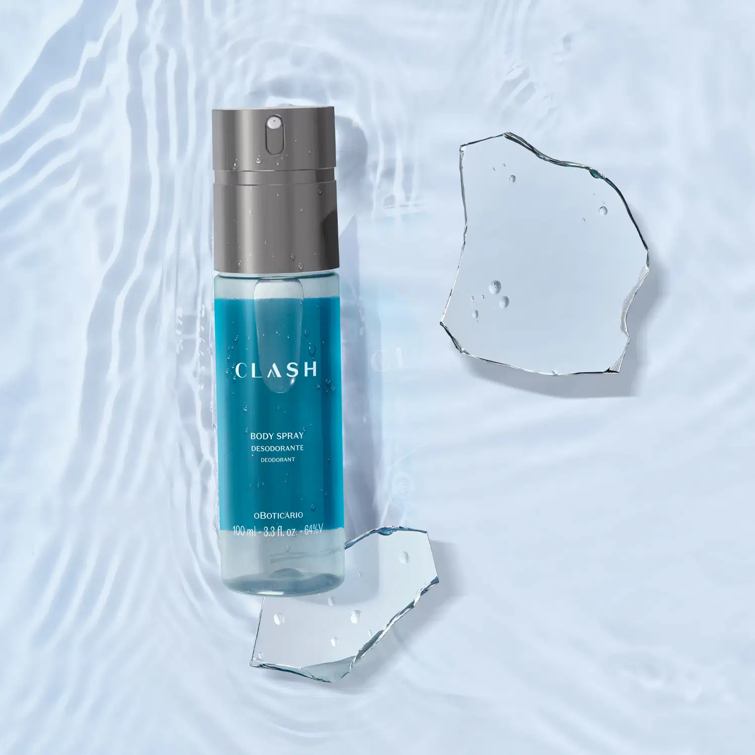 Frasco de item de perfumaria da marca Clash, flutuando sobre uma superfície aquática com gotas d'água, em uma superfície clara e molhada.
