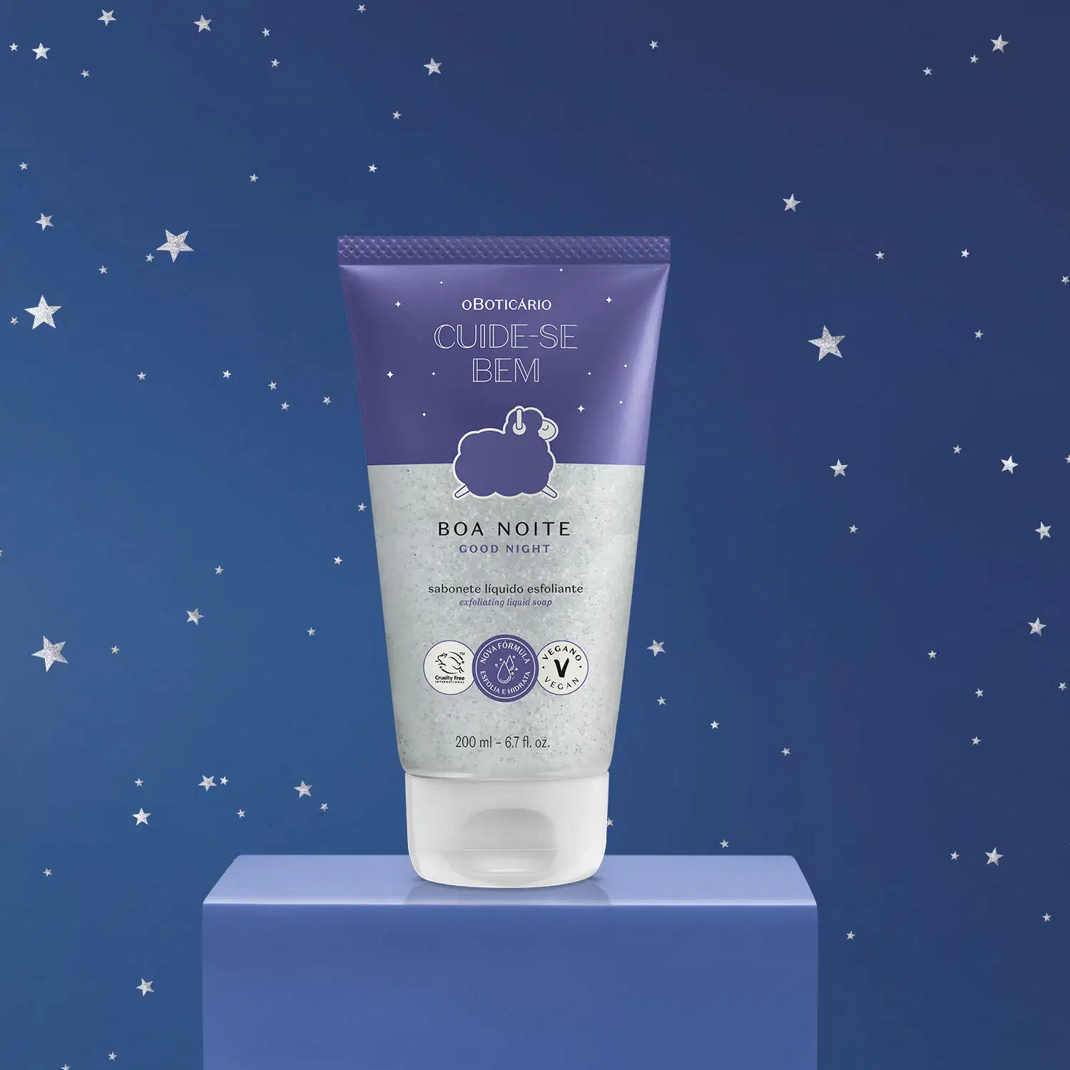 Bisnaga azul e lilás com tampa branca e desenho de ovelhinha ilustrado no rótulo contendo 200ml de sabonete líquido esfoliante Cuide-se Bem Boa Noite em superfície azul e fundo azul com estrelinhas brancas.