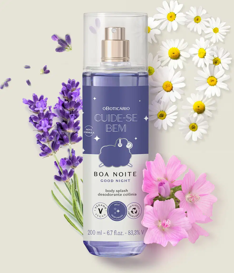 Frasco com líquido azul claro, pulverizador prateado, tampa transparente e rótulo azul escuro e branco com ovelhinha ilustrada de body splash da marca Cuide-se Bem Boa Noite em meio a flores e folhagens roxas e brancas sobre superfície clara.