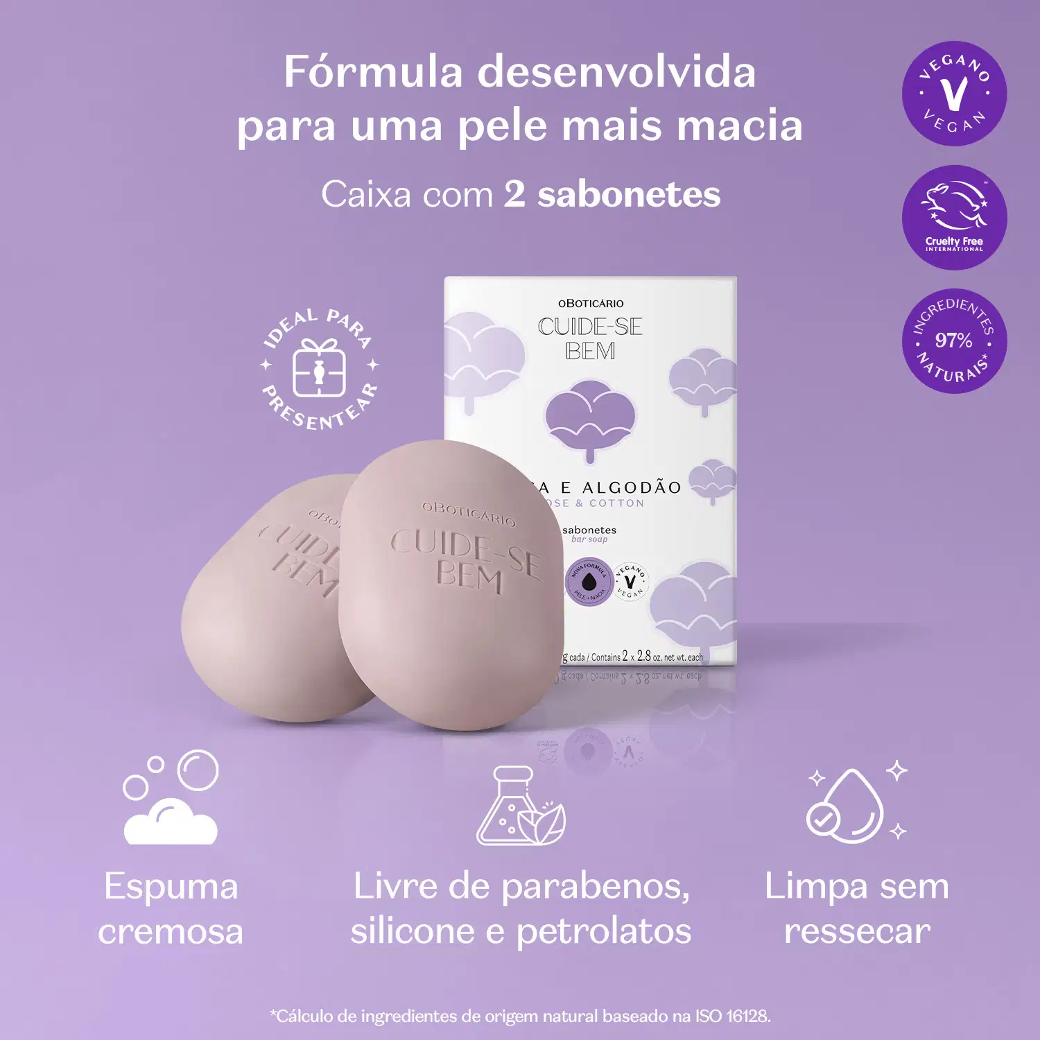 Caixa branca com flores de algodão ilustradas em tons de lilás ao lado de dois sabonetes em barra em formato oval na cor branca da marca Cuide-se Bem Rosa e Algodão contendo 80g cada um. Os produtos estão em fundo lilás.
