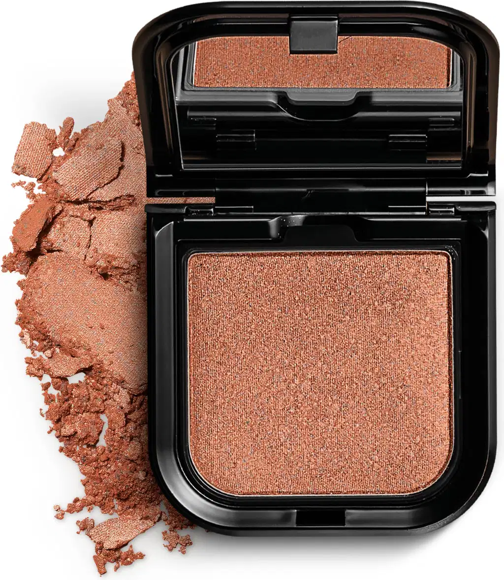 Blush em pó mate Luminoso Brown Make B. na cor marrom em estojo quadrado preto de cantos arredondados com espelho na tampa. Um pouco do produto está esfarelado ao lado da embalagem.