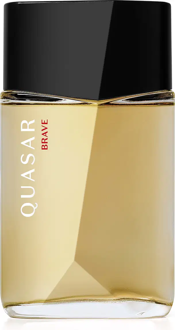 Vidro quadrado dourado com detalhe em relevo, tampa preta e letras brancas contendo 100ml de desodorante colônia Quasar Brave.