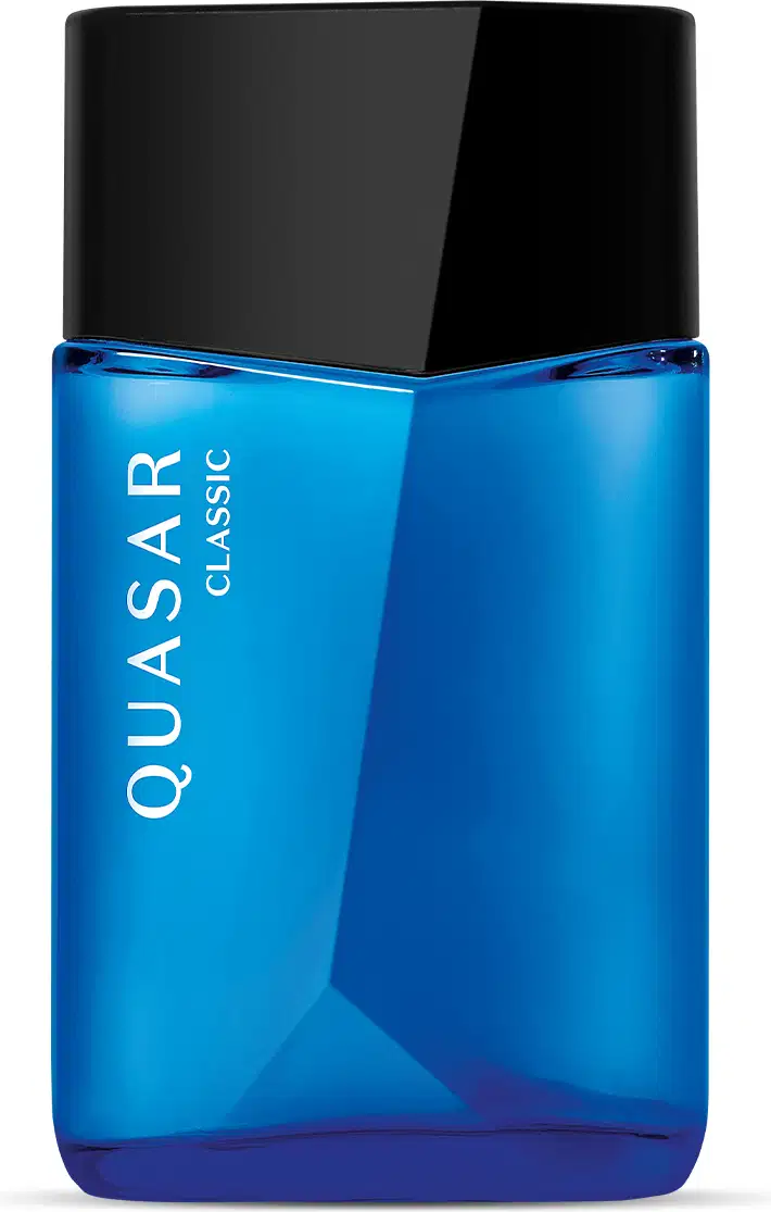Vidro azul com tampa preta, ambos em formato geométrico e letras brancas no rótulo contendo 100ml de desodorante colônia Quasar Classic.