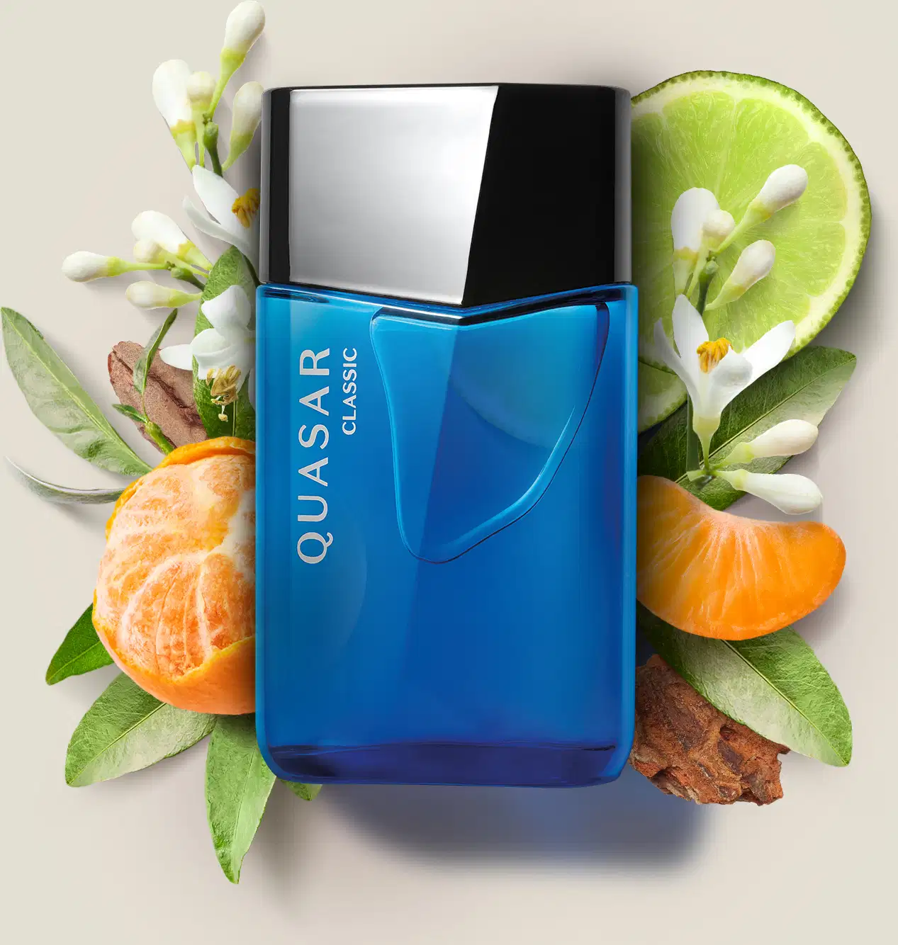 Vidro azul com tampa preta, ambos em formato geométrico e letras brancas no rótulo contendo 100ml de desodorante colônia Quasar Classic cercado por flores brancas, fatias de limão e laranja, em um ambiente claro e natural.