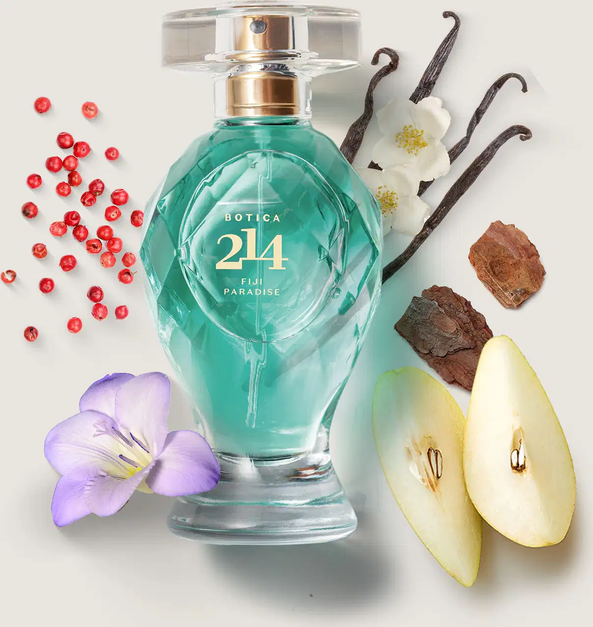 Vidro transparente lapidado com líquido azul, borrifador dourado, tampa transparente e letras douradas de Eau de Parfum Floral Especiado da marca Botica 214 Fiji Paradise com peras frescas, flor de frésia, vagens de baunilha e pimenta rosa ao redor.
