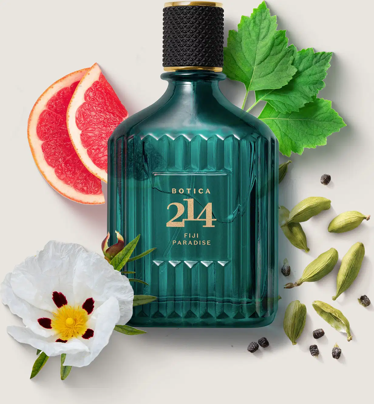 Vidro azul com textura ondulada, tampa preta e letras douradas de Eau de Parfum Fougére Especiado da marca Botica 214 Fiji Paradise com flores brancas, cardamomo verde, toranjas e folhas verdes ao redor.