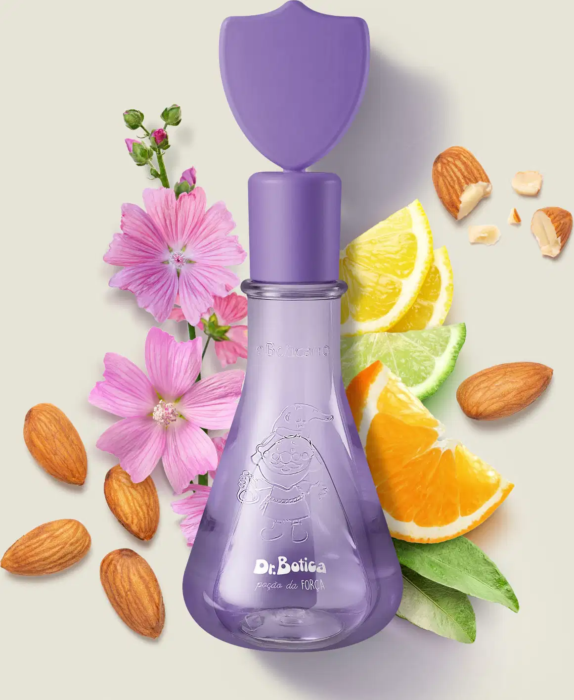 Frasco com líquido roxo, tampa com um escudo na tampa da mesma cor, contendo colônia infantil Poção da Força da marca Dr. Botica rodeado por flores rosas, fatias de cítricos e nozes, sobre superfície clara.