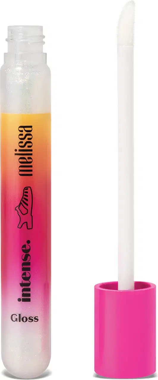 Tubo branco com rótulo em tons de rosa e laranja, letras pretas, tampa rosa, haste e aplicador brancos contendo gloss labial incolor Glossy Plastic Lips da marca Intense Melissa