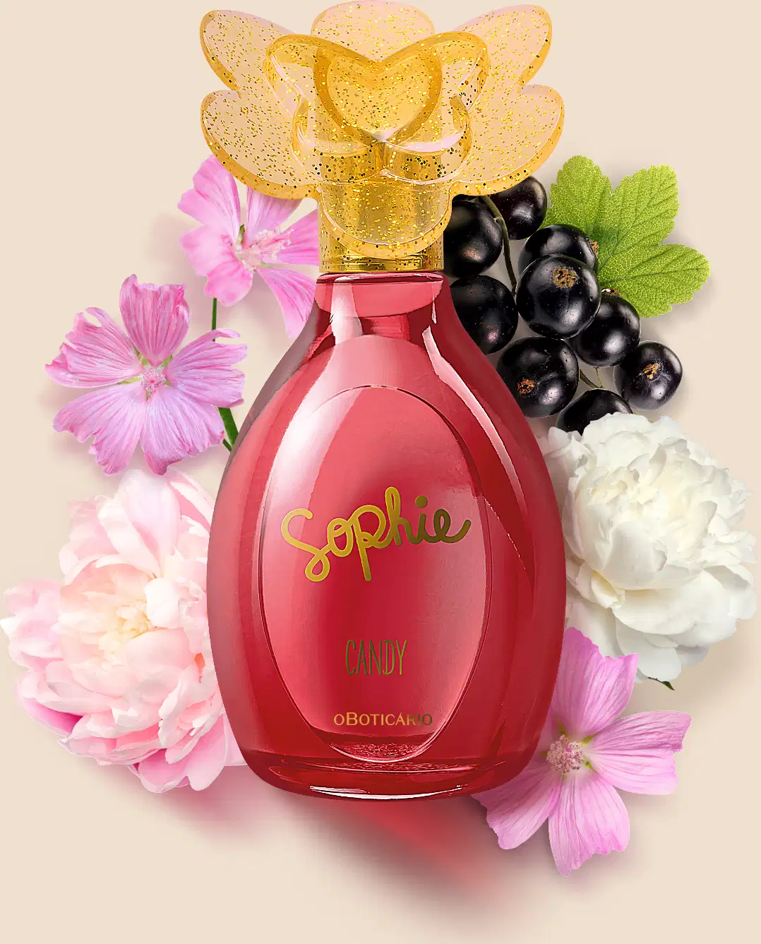 Frasco de colônia infantil da marca Sophie Candy em cor rosa, com tampa dourada em formato de borboleta, cercado por flores rosas, peônias brancas e bagas pretas em fundo bege claro.