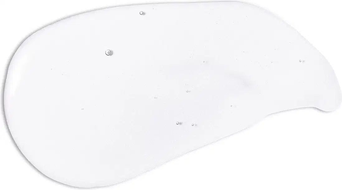 Textura branca e gelatinosa de shampoo suave da marca Boti Baby com aparência fluída e brilhante, espalhada em superfície branca.