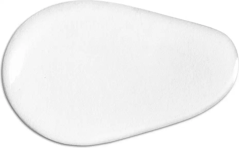 Textura branca e gelatinosa de sabonete líquido de glicerina da marca Boti Baby com aparência fluída e brilhante, espalhada em superfície branca.