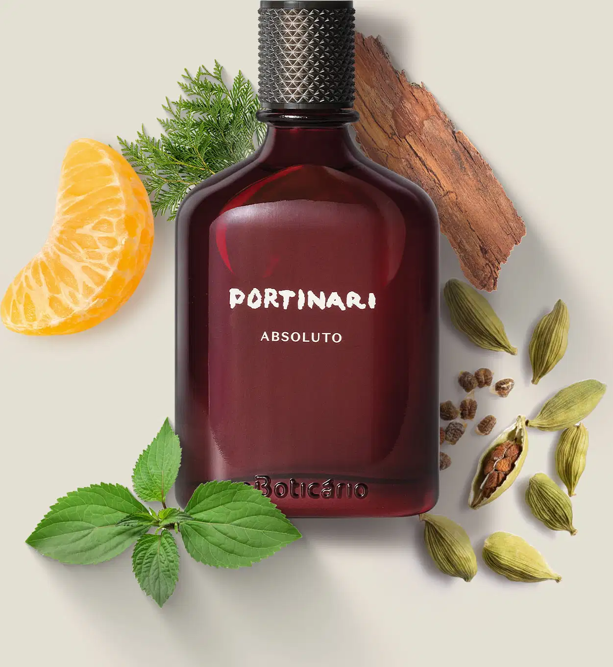 Vidro retangular marrom escuro  com tampa preta e letras brancas contendo desodorante colônia Portinari Absoluto ao lado de folhas de hortelã, vagens de cardamomo, gomo de bergamota e folhagens verdes em fundo cinza claro.