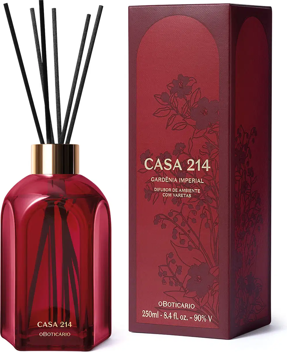 Difusor de ambientes em vidro vermelho com varetas e letras douradas da marca Casa 214 Gardênia Imperial com a caixa vermelha e dourada ao lado.