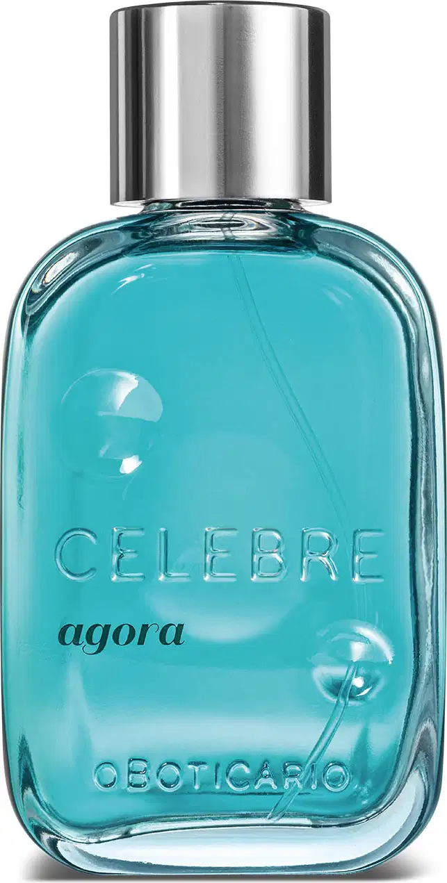 Frasco retangular transparente com líquido azul, tampa prateada e letras pretas e em relevo contendo 100ml de desodorante colônia Celebre Agora Masculino.