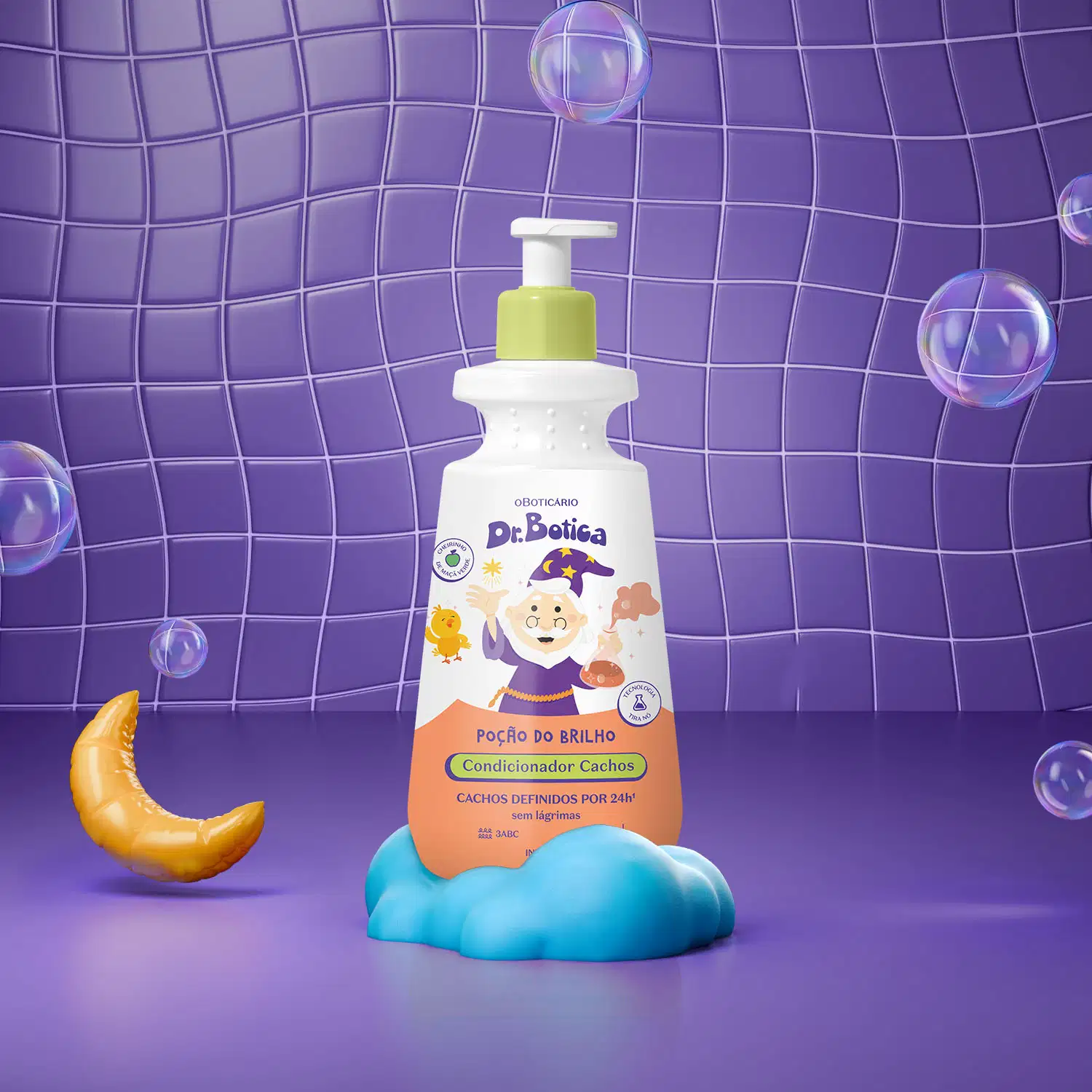 Imagem de uma embalagem branca e laranja com válvula dosadora amarela de condicionador infantil para cabelos cacheados da marca Dr. Botica em fundo azul simulando azulejo com lua, espuma e bolhas de sabão.