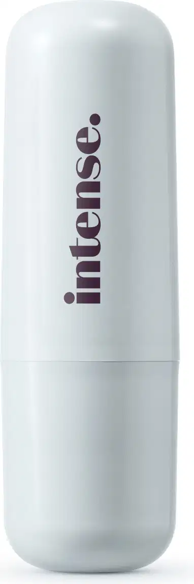 Batom cremoso da marca Intense, em embalagem toda branca com letras pretas na tampa.