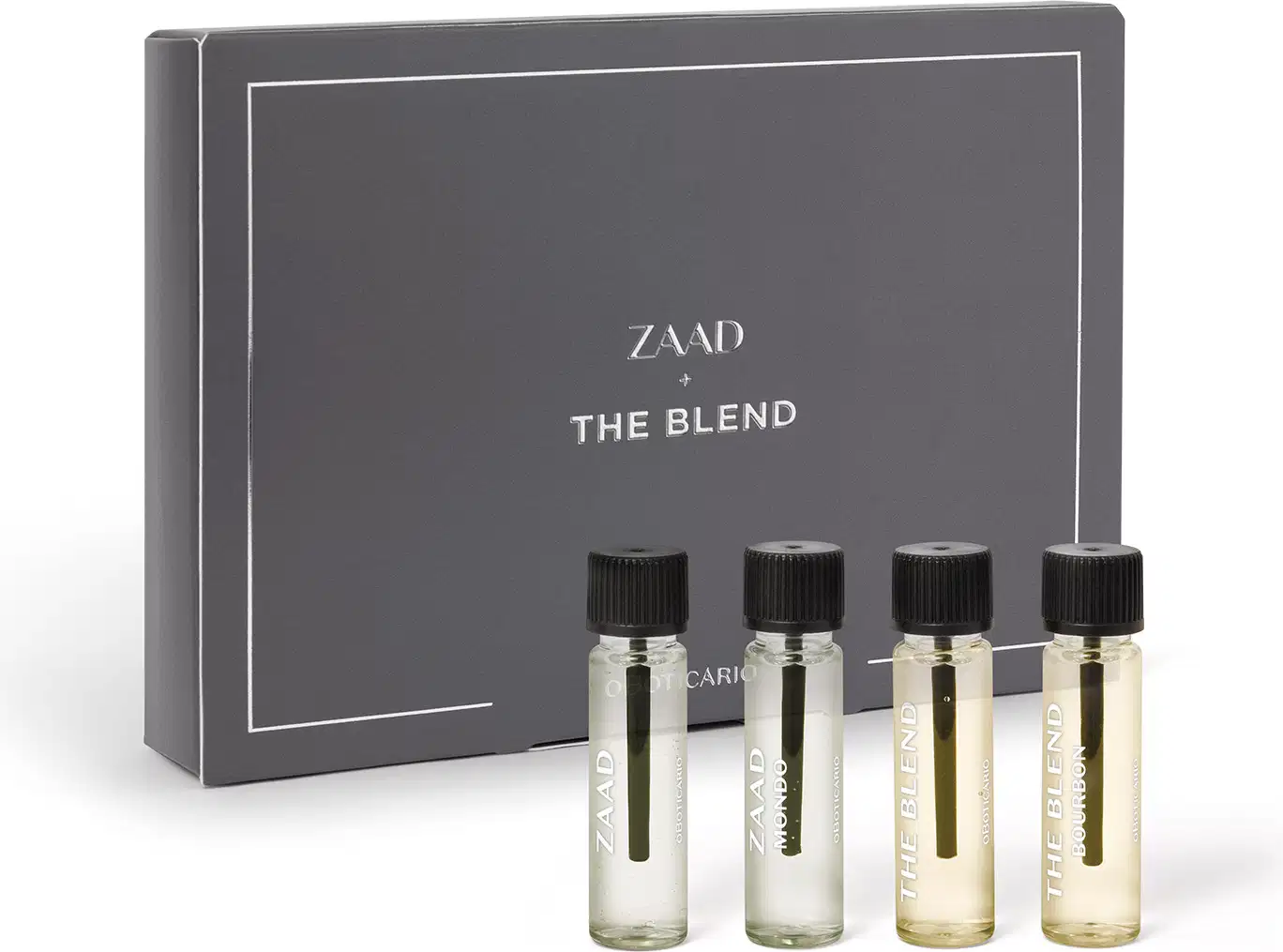 Caixa cinza com detalhes e letras branca ao lado de quatro frascos transparentes com líquidos claros e tampas pretas de miniaturas dos itens de perfumaria masculina O Boticário, sendo elas Zaad, Zaad Mondo, The Blend e The Blend Bourbon.