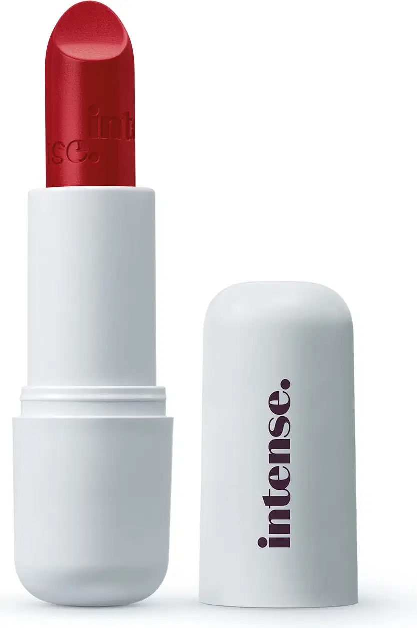 Batom cremoso na cor Vermelho 310 da marca Intense, em embalagem toda branca com letras pretas na tampa.