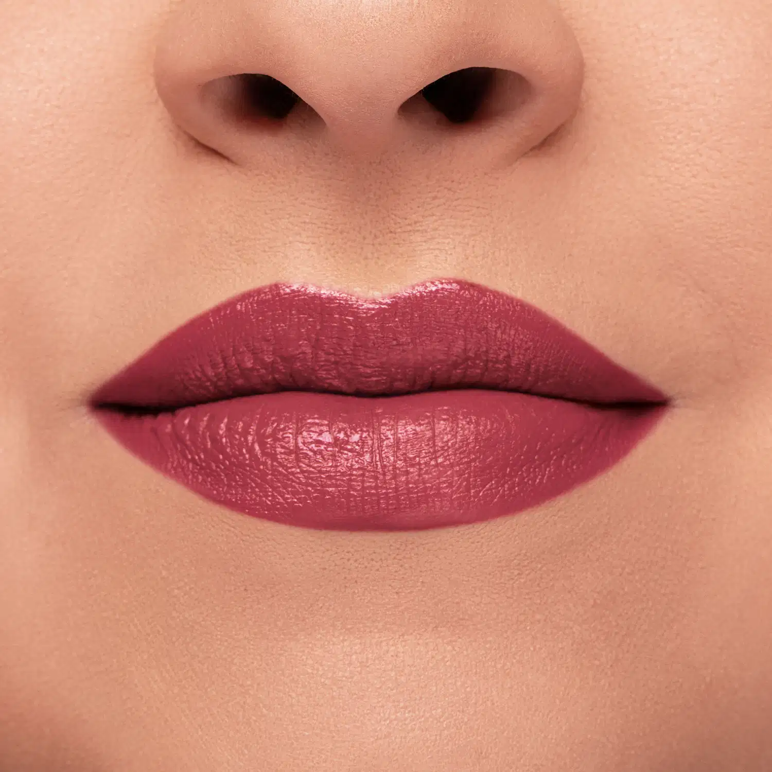 Close-up de um rosto feminino de pele branca evidenciando os lábios que usam o batom do Arraso na cor pink rosé da marca Intense.