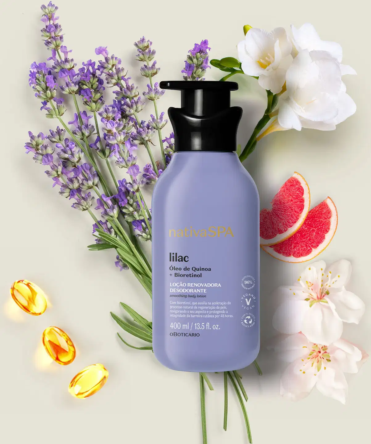 Frasco lilás com bomba dosadora preta e letras douradas, brancas e pretas de loção renovadora hidratante corporal da marca Nativa SPA Lilac em meio a flores de lavanda, pétalas de flores brancas e fatias de toranja vermelha sobre fundo bege claro.
