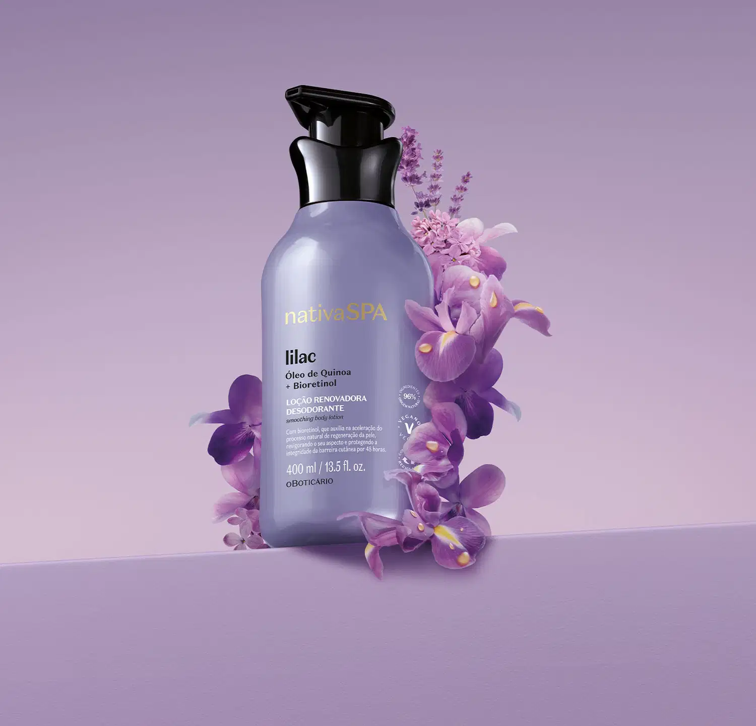 Frasco lilás com bomba dosadora preta e letras douradas, brancas e pretas de loção renovadora hidratante corporal da marca Nativa SPA Lilac com flores de íris ao redor, sobre fundo roxo claro, em ambiente minimalista e elegante.