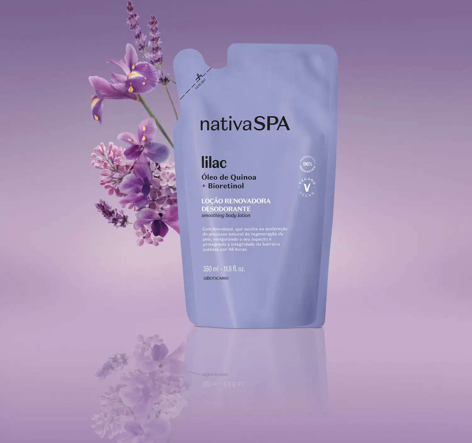 Refil de loção renovadora hidratante corporal Nativa SPA Lilac em sachê de 350ml na cor lilás com letras pretas e brancas com flores lilás ao redor, em um ambiente monocromático de tons de roxo.