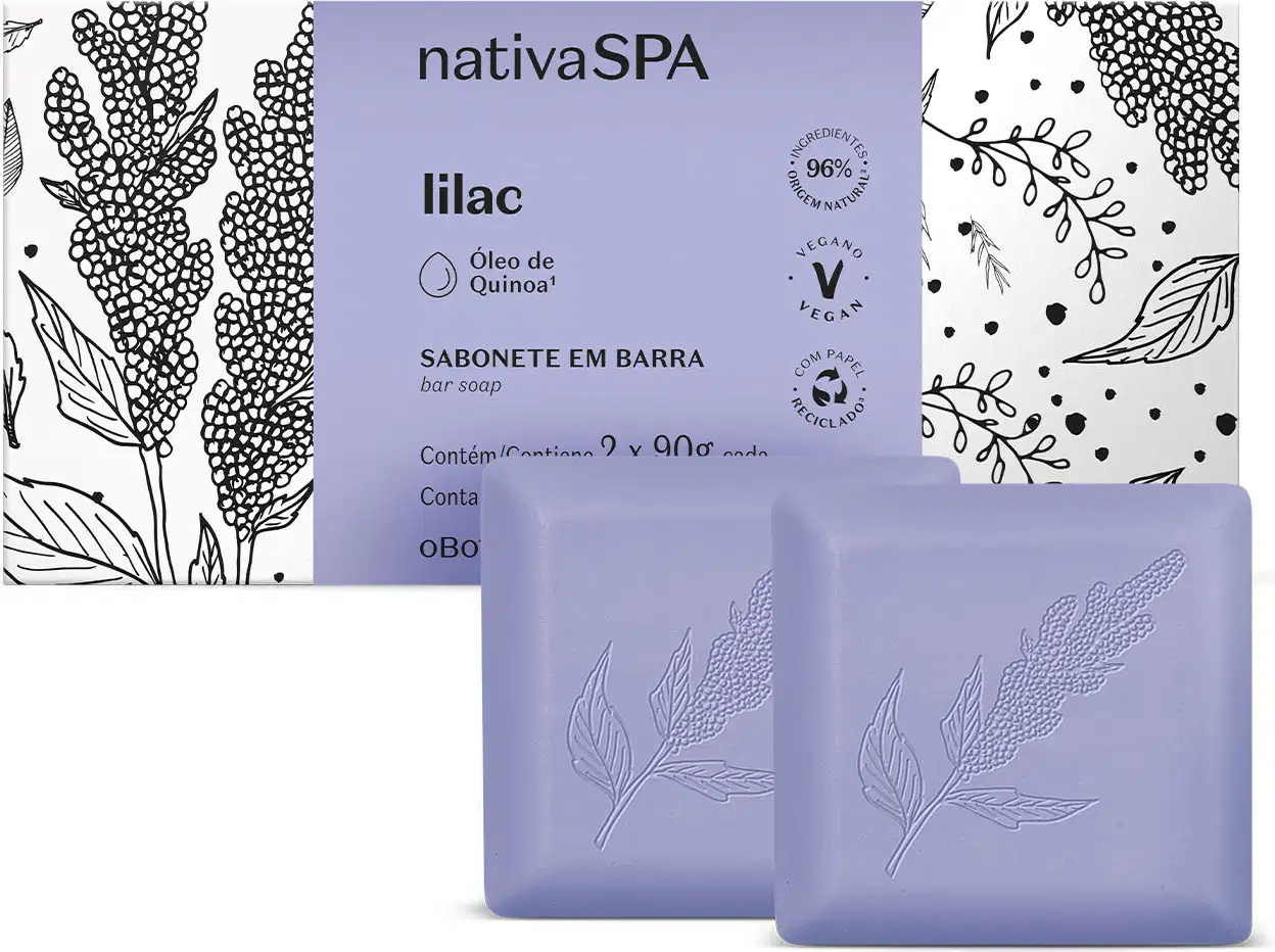 Caixa branca com faixa lilás e ilustrações na cor preta ao lado de dois sabonetes em barra quadrados na cor lilás da marca Nativa SPA Lilac, contendo 90g cada um.