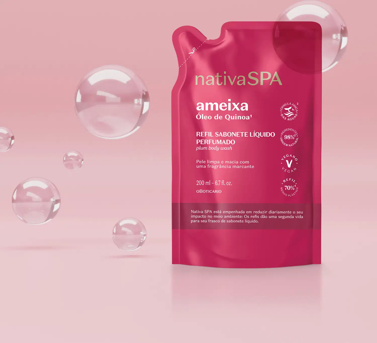 Embalagem do produto em um fundo rosa com bolhas de sabão flutuando ao redor.