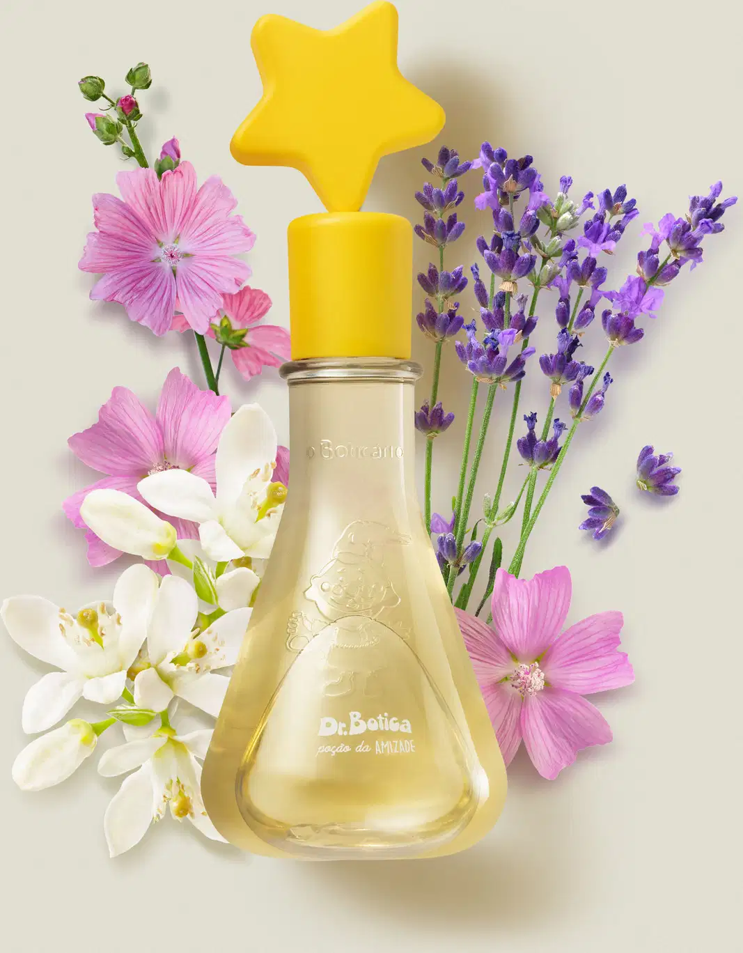 Frasco transparente com líquido amarelo e tampa com estrela na ponta também amarelas de colônia infantil Poção da Amizade da marca Dr. Botica em meio a flores coloridas e decoração amarela sobre superfície clara.