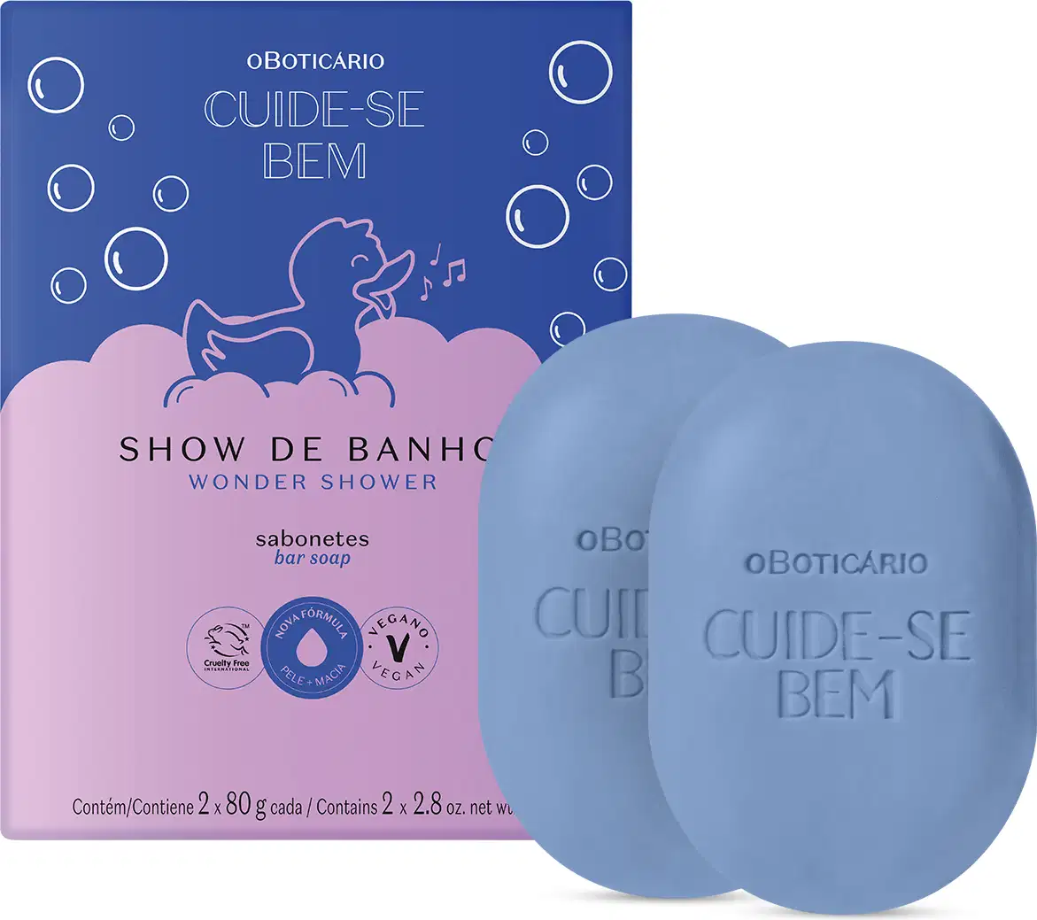 Conjunto de produtos de banho da linha "Cuide-se Bem". Embalagem principal em cartão azul com ilustração de nuvens rosas e texto em letras brancas. Contém duas barras de sabonete retangulares em tons de azul claro, com o nome da linha gravado.