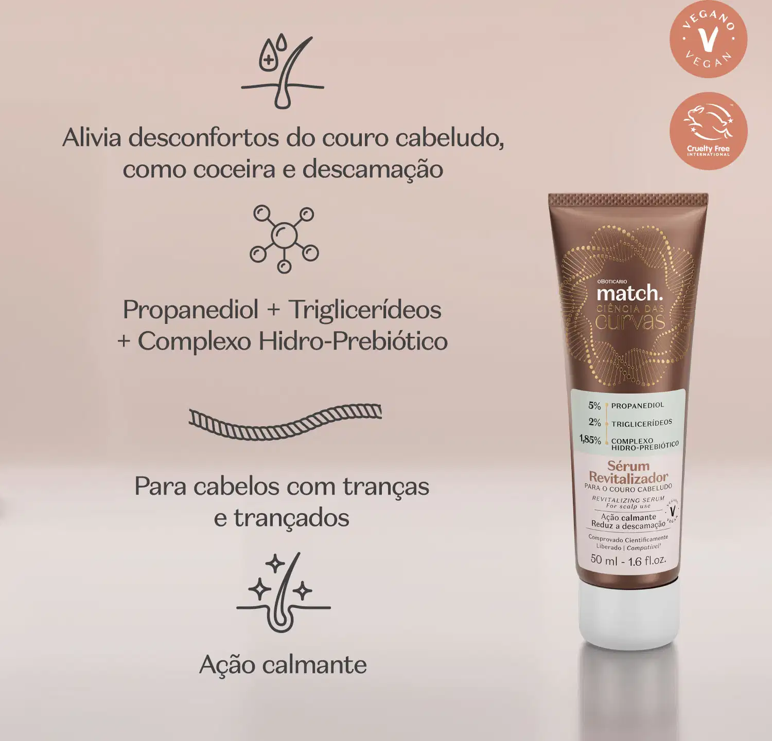 Frasco marrom com tampa branca, rótulo cinza e letras em bege e preto contendo 50ml de sérum revitalizador para o couro cabeludo da marca Match Ciência das Curvas em fundo neutro com letras pretas informando os benefícios do produto.