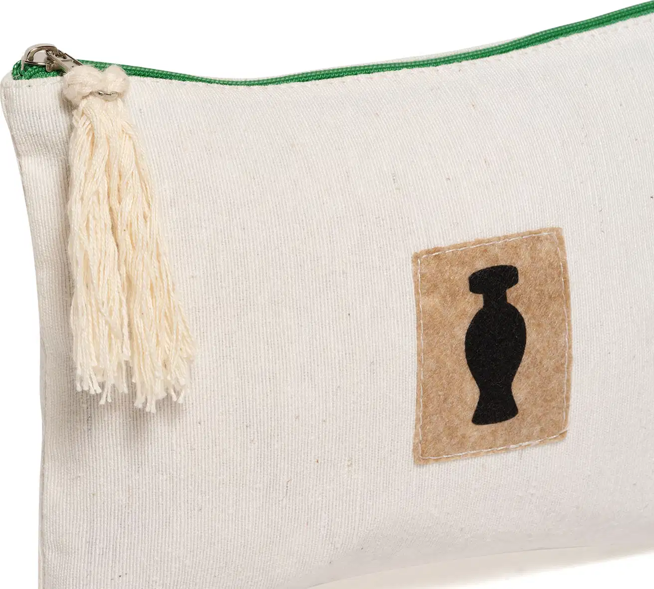 Nécessaire retangular de tecido bege com zíper, pingente e detalhe marrom com o logo da marca O Boticário em preto na frente do produto.