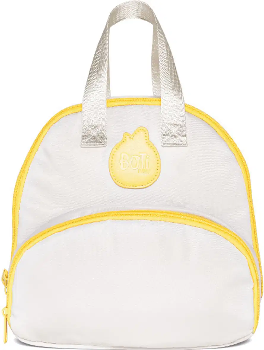 Frasqueira branca com detalhe e zíperes amarelos, alças de transporte prateadas e bolsos externos da marca Boti Baby.
